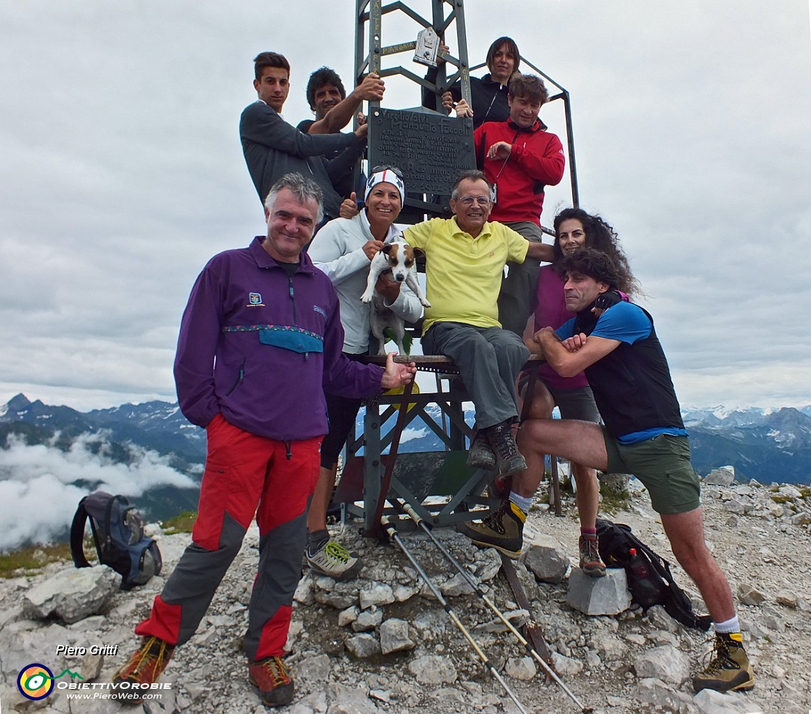 43 Alla croce di vetta del Pizzo Arera (2512 m).JPG